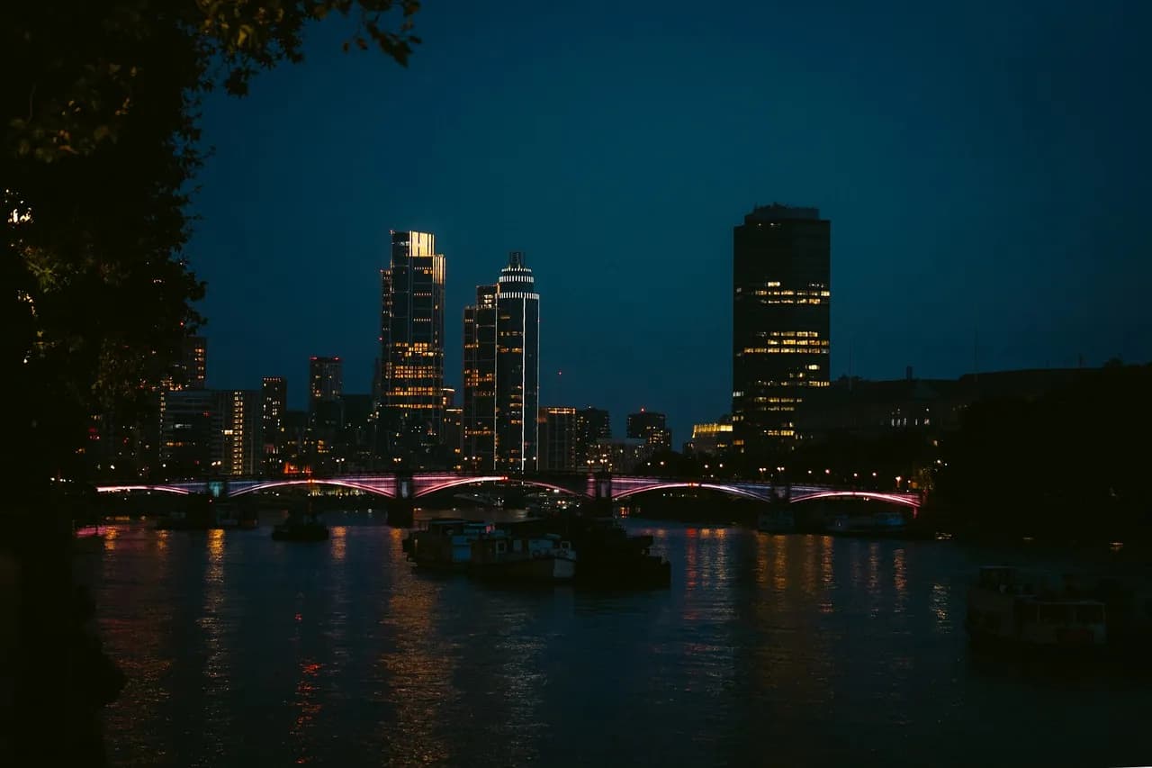 Lambeth Bridge - Von St Thomas' Riverside Garden, United Kingdom