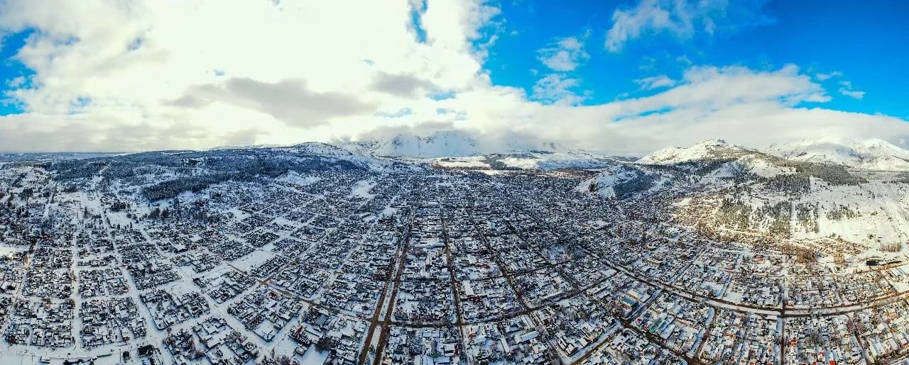 Esquel panorámica con nieve - Desde Drone, Argentina