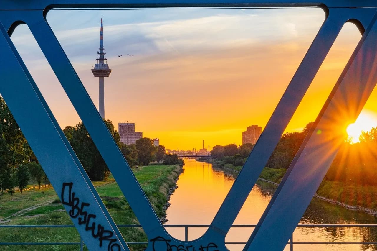 Fernmeldeturm - От Riedbahnbrücke Ost, Germany