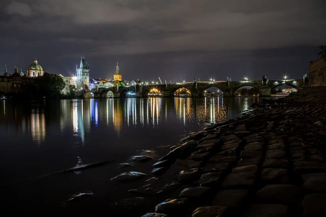 Karlsbrücke / Karlův most - Od Flussufer nähe Park Cihelna, Czechia
