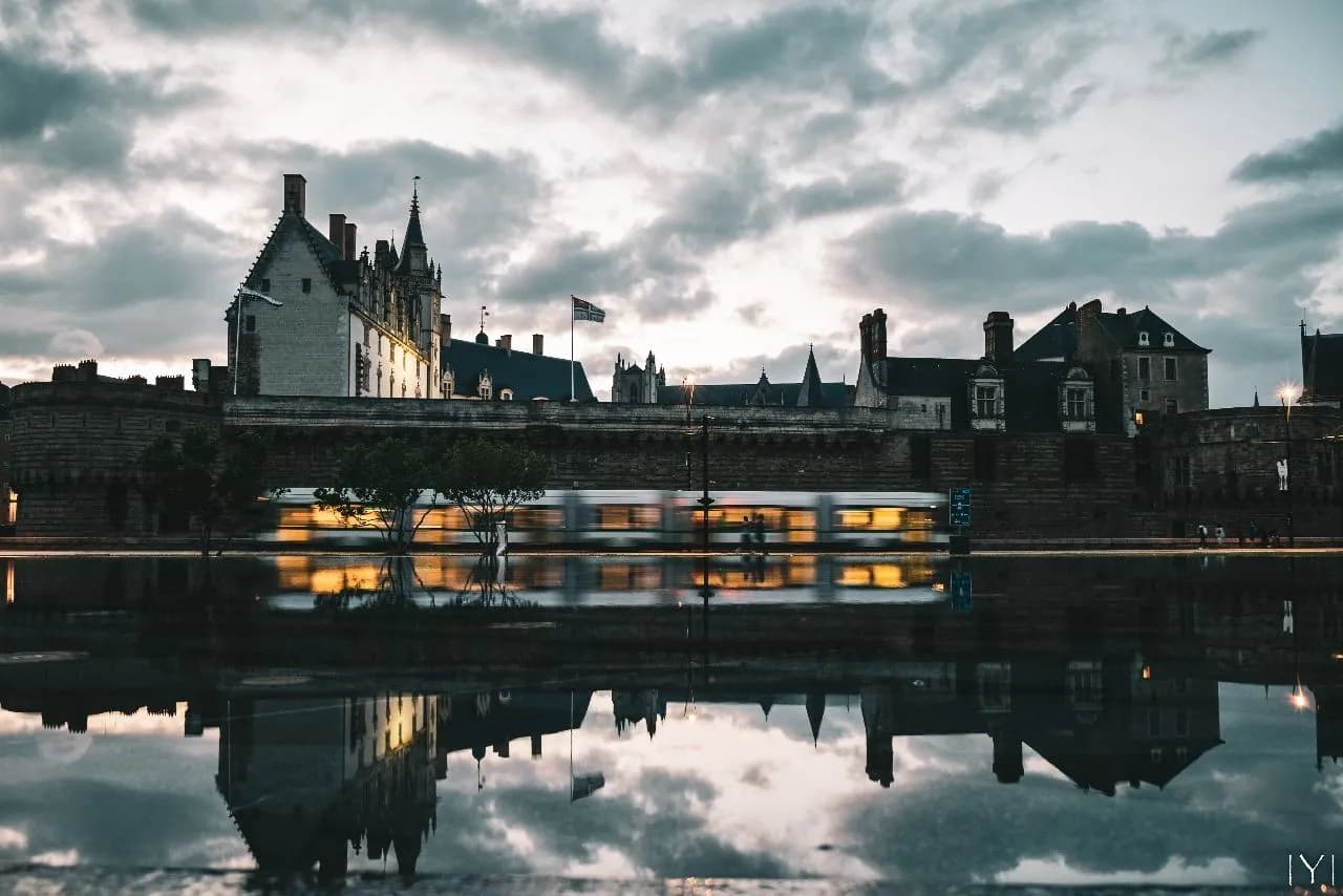 Château des ducs de Bretagne - จาก Miroir d'eau, France