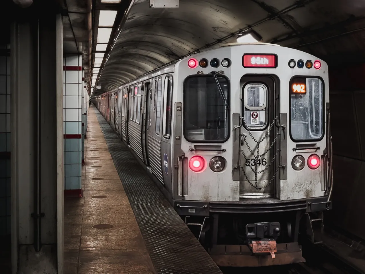 Red Line Train - З Subway near the Chicago Theater, United States