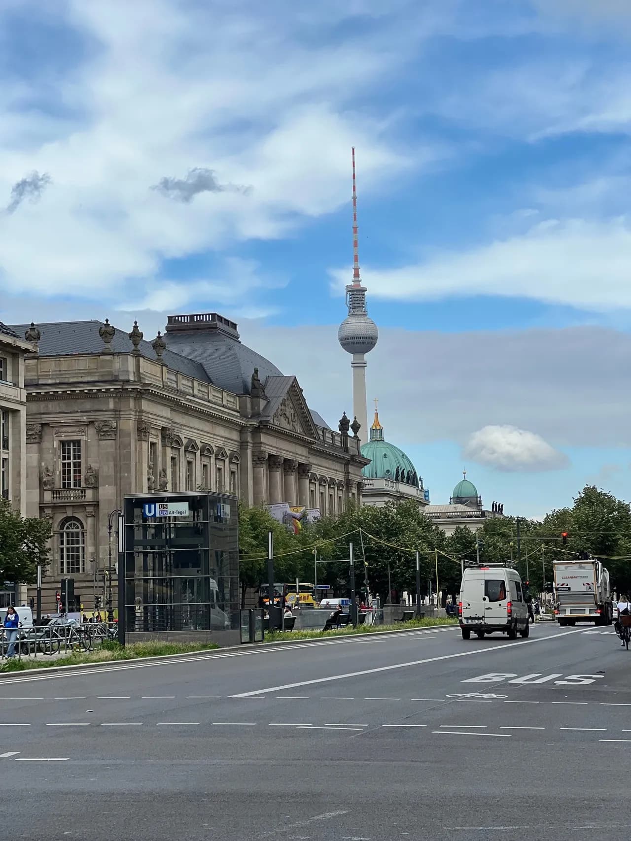 Berlin TV Tower - Desde Unter den Linden, Germany