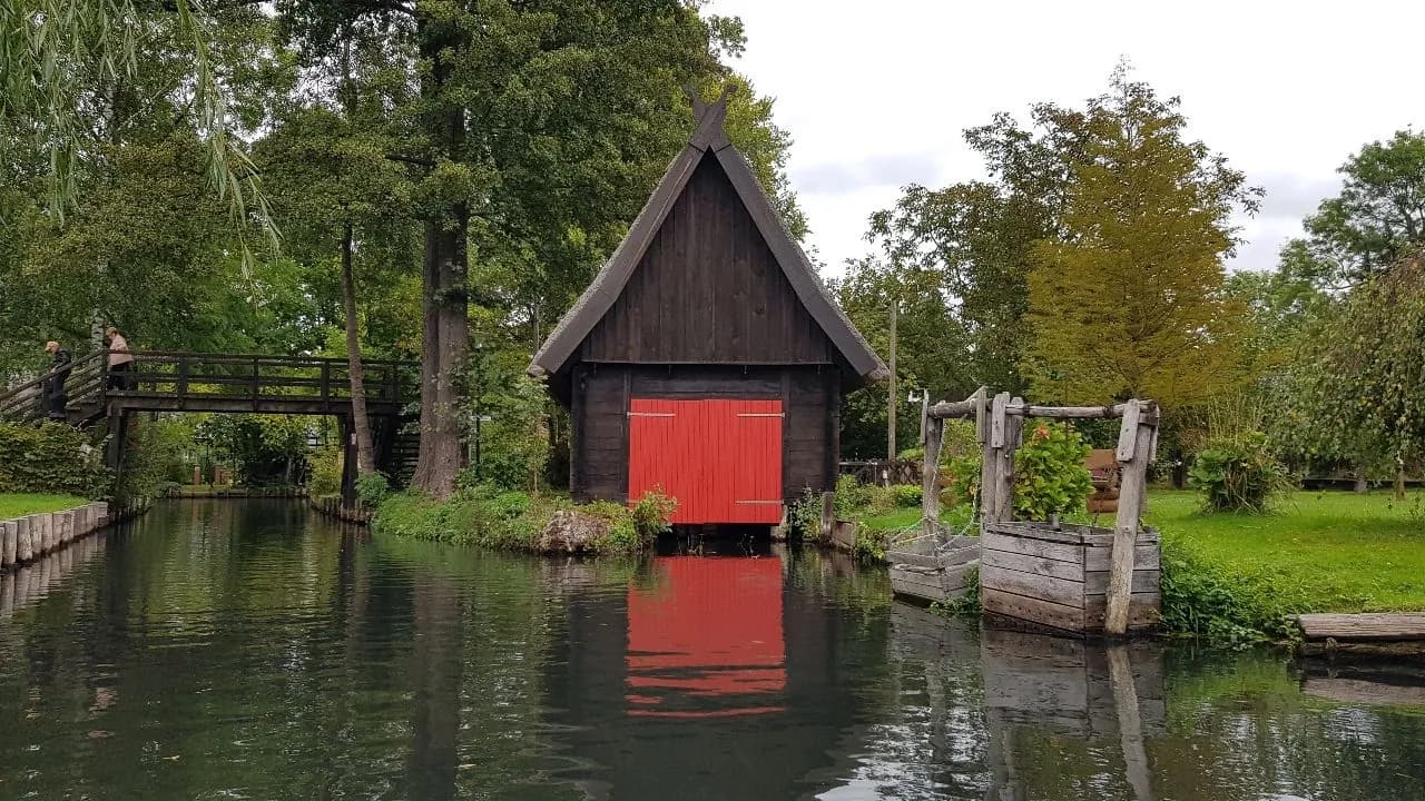 Fischbehälter und Bootschuppen  an den Kanälen - Z Lehde, Germany