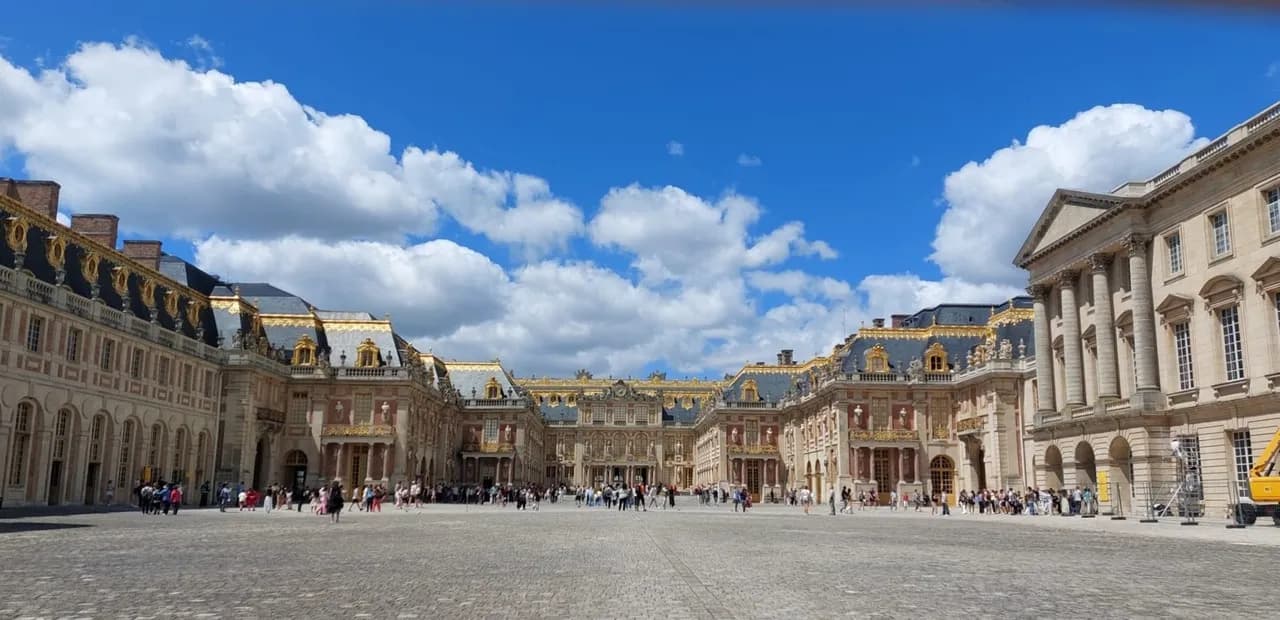 Honour Gate - Von Equestrian statue of Louis XIV, France