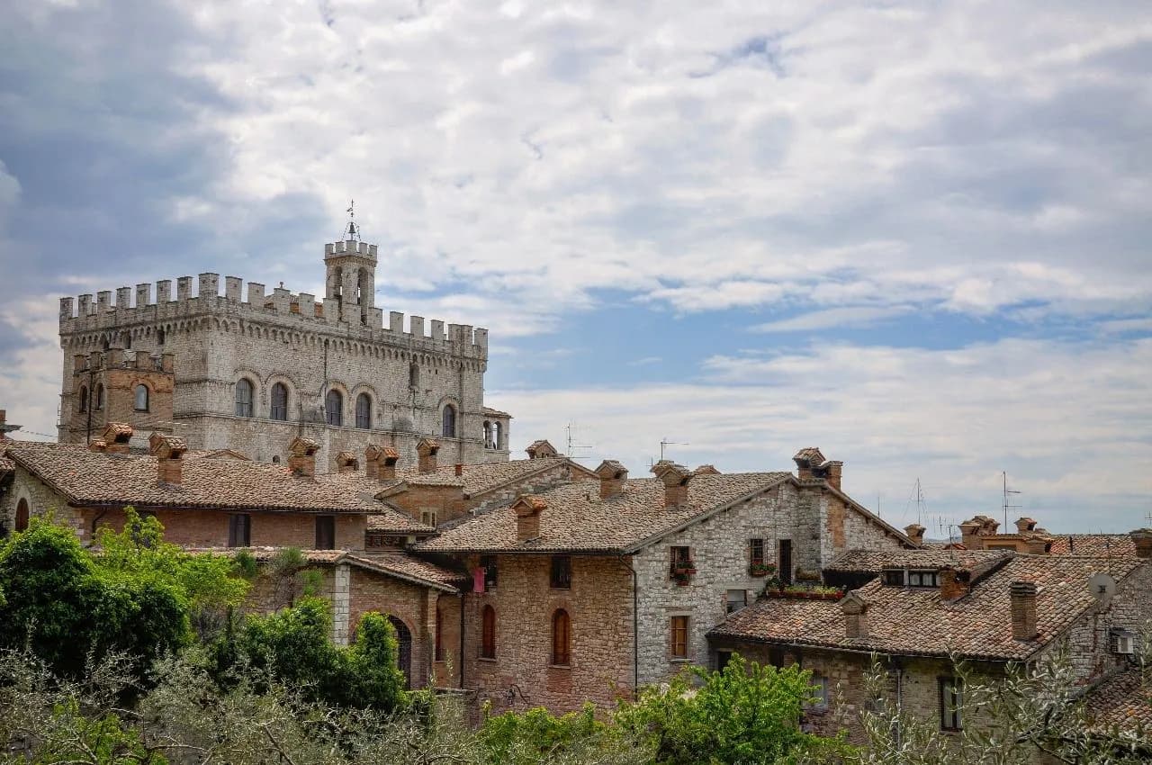 Palazzo dei Consoli - Từ Via Cattedrale, Italy