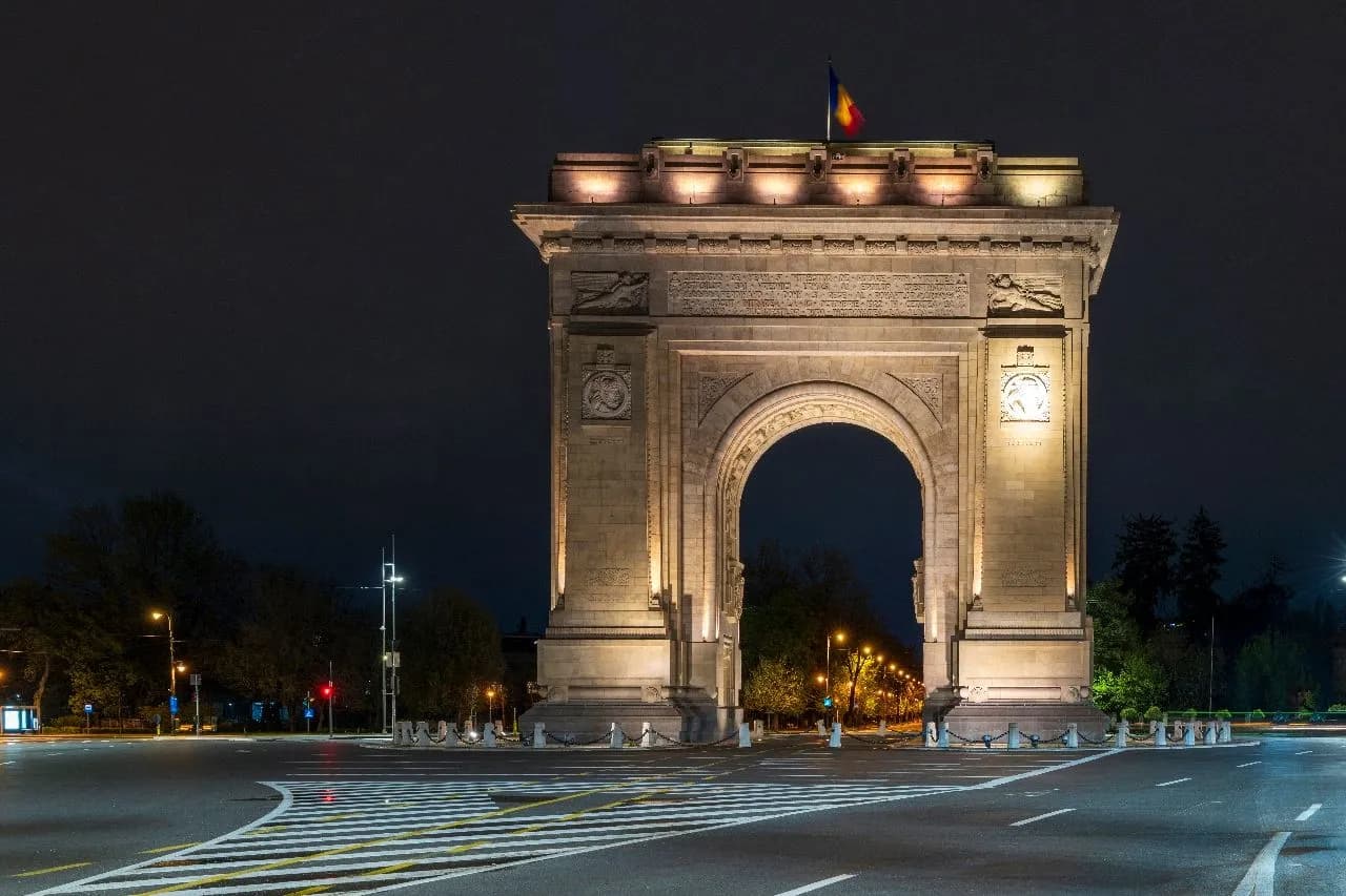 Arcul de Triumf - Từ On the pavement north of the monument, Romania