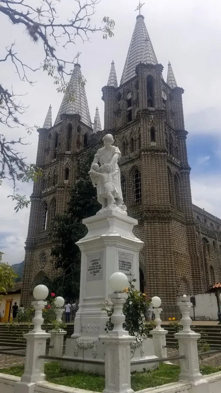 Basilica Menor of the Immaculate Conception - Kimdən Parque Libertadores, Colombia