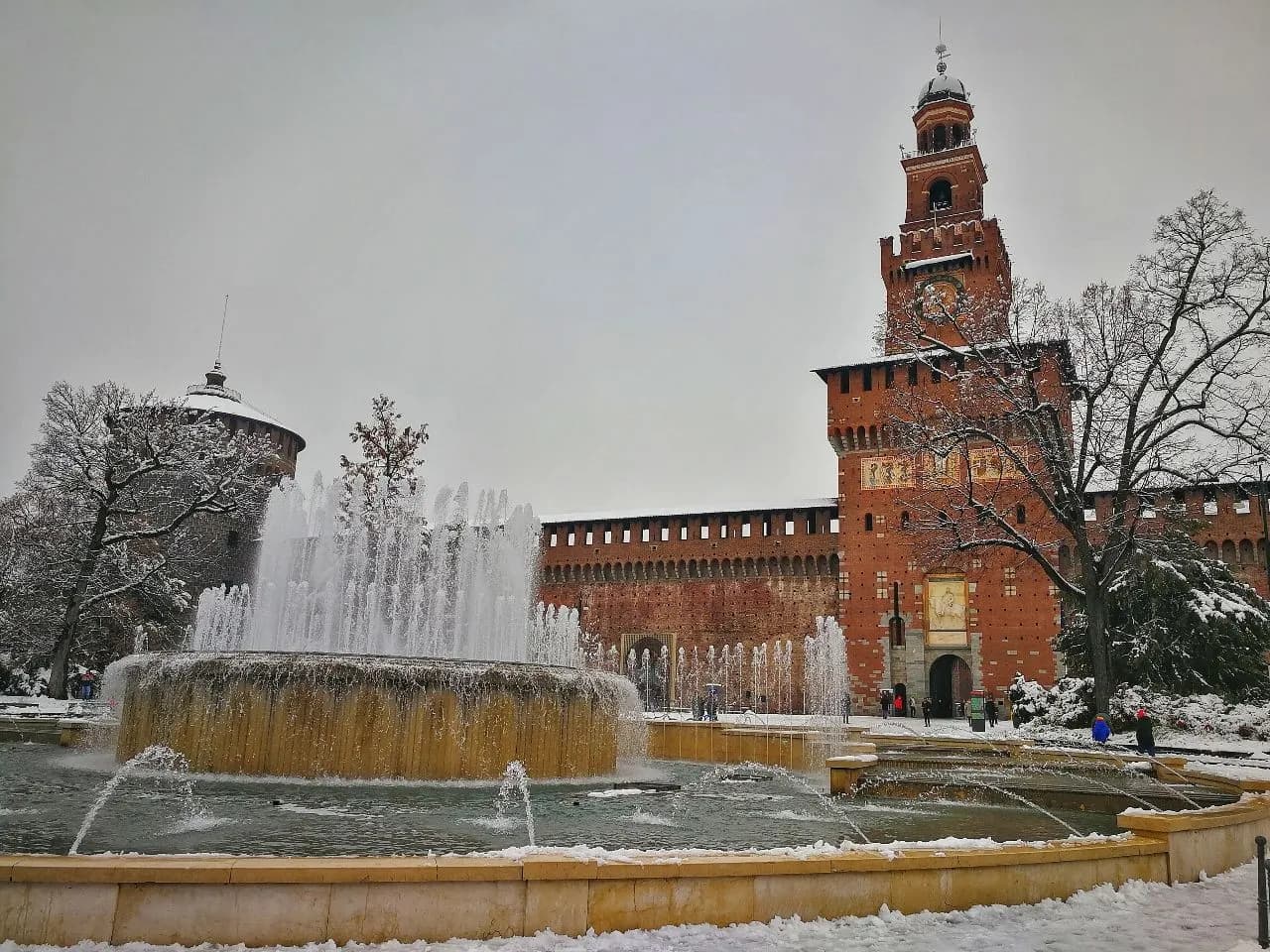 Fontana di Piazza Castello - از Via Luca Beltrami, Italy