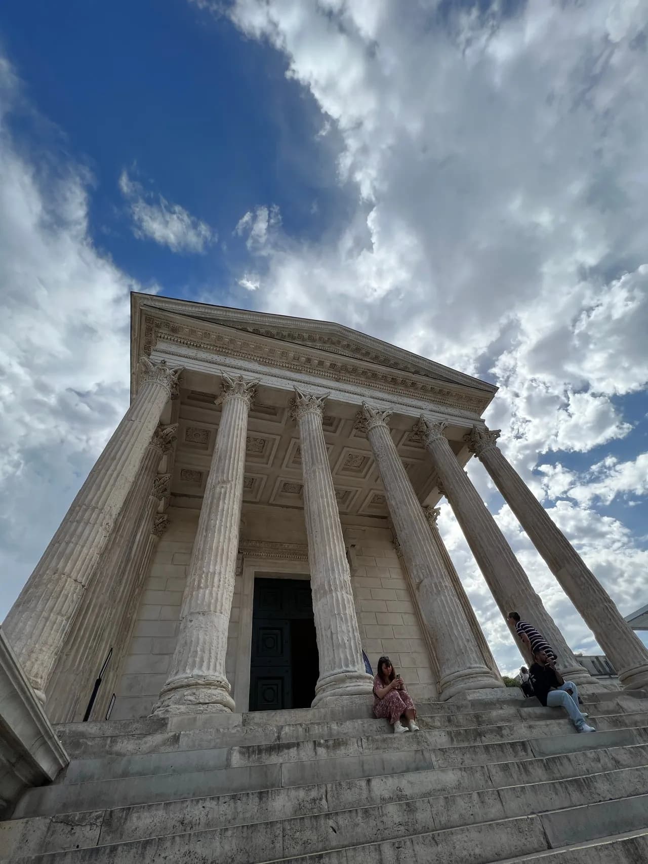 Maison Carrée in Nîmes - Tól Rue Auguste, France