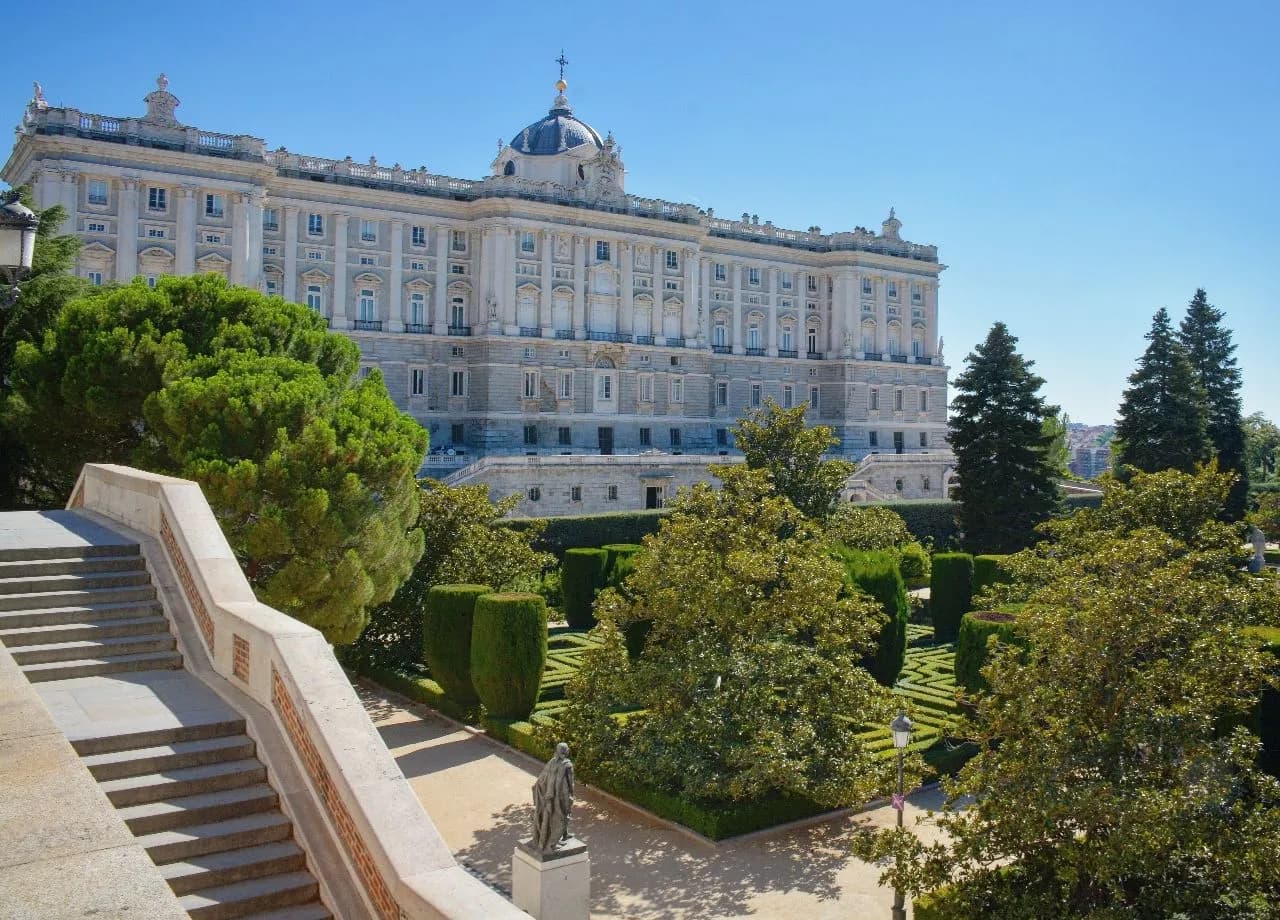 Capilla Real de Madrid - 来自 Jardines de Sabatini, Spain