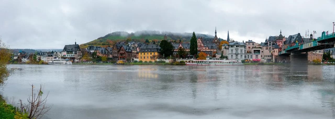 Skyline of Traben Trarbach - से Moselufer Trarbach, Germany