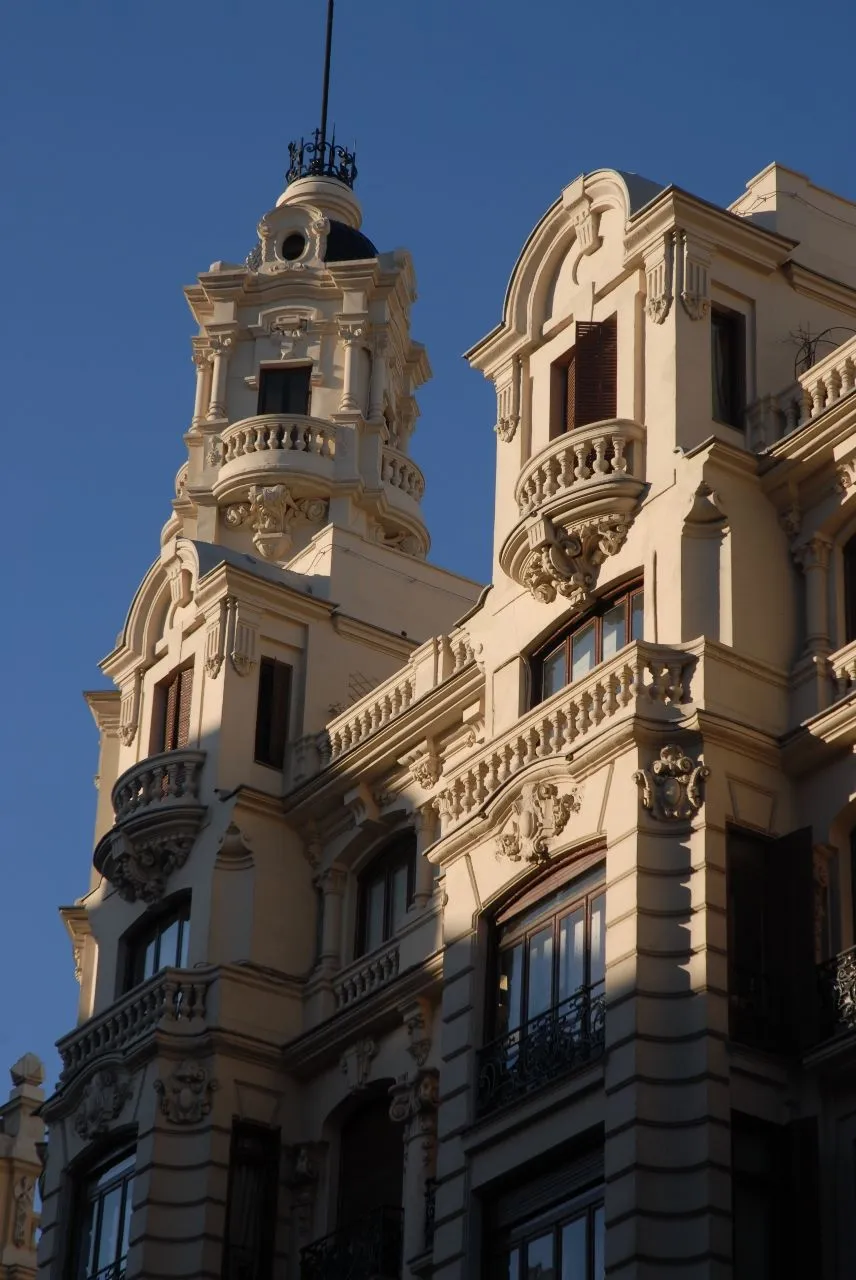 Gran Vía's Building - Från Calle del Clavel, Spain