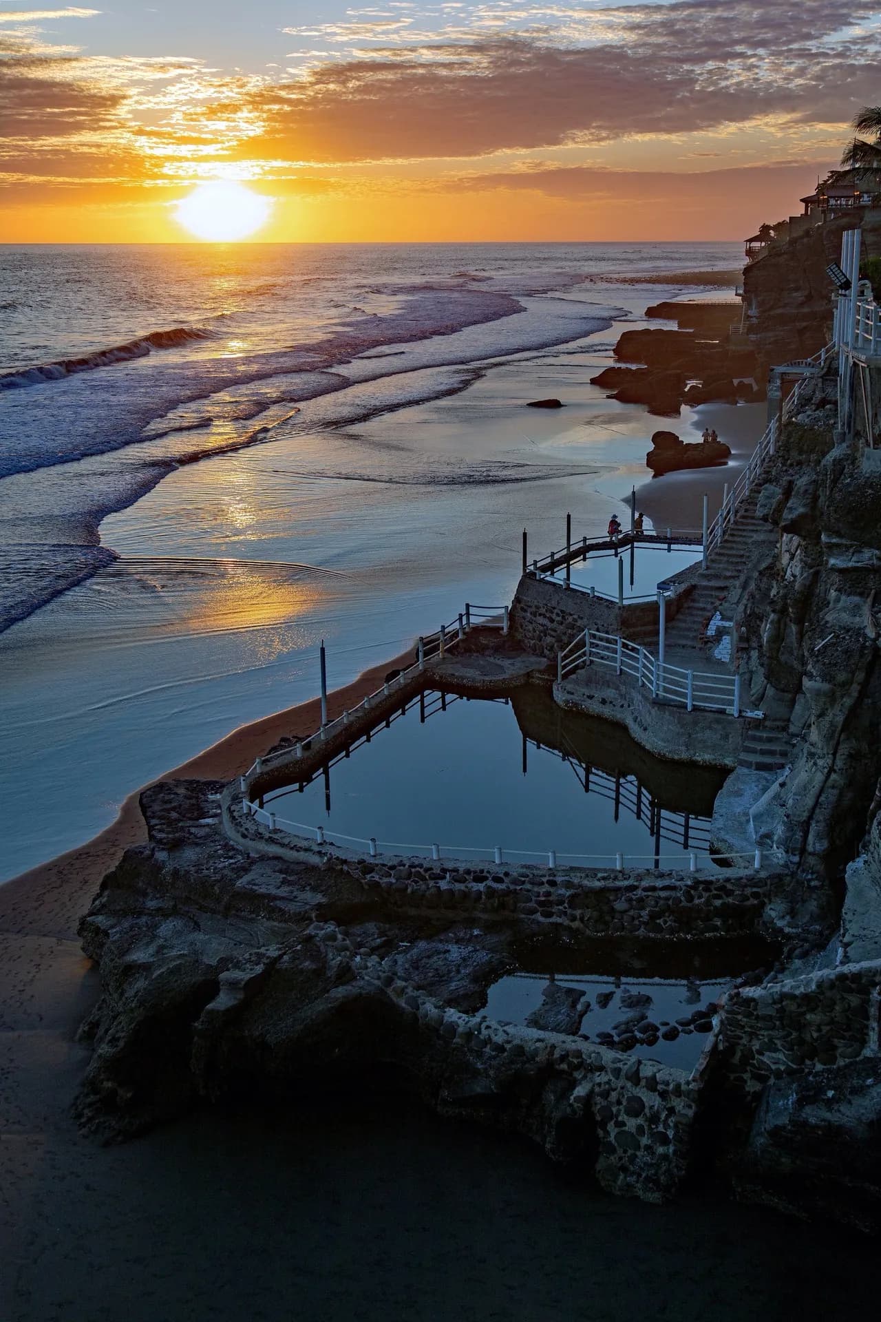 Playa El Majahual - Desde West Side - Restaurants, El Salvador