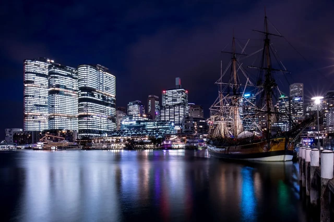 HMB Endeavour Replica & Skyline - Von Darling Harbour, Australia