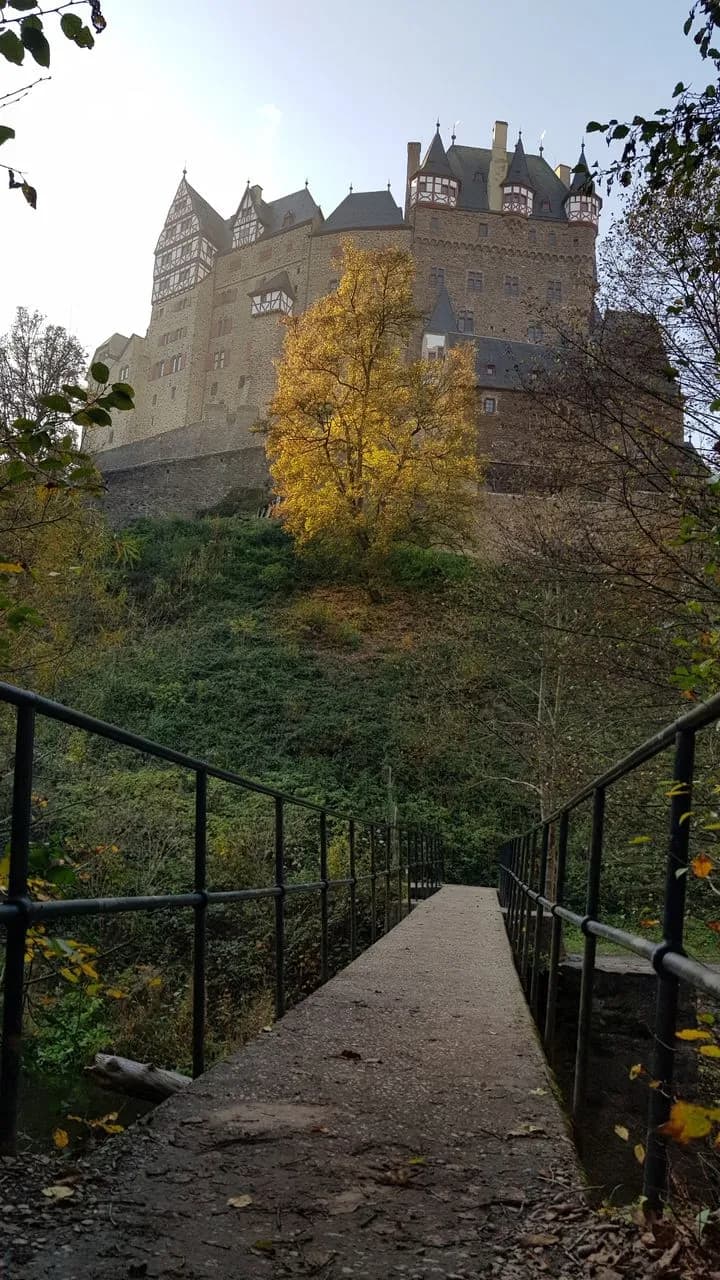 Burg Eltz - Von Wanderweg / Brücke, Germany