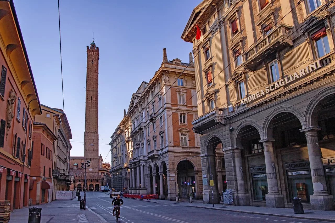 Le due Torri - Från Via Rizzoli, Italy