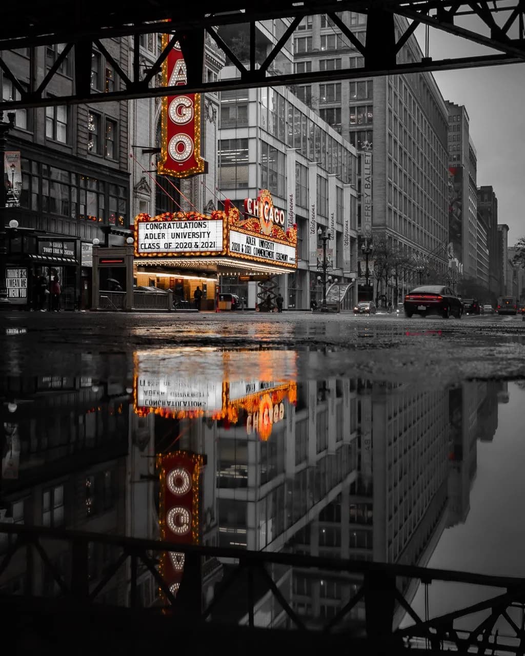 Chicago Theater - จาก Median north of Wacker St. looking south, United States