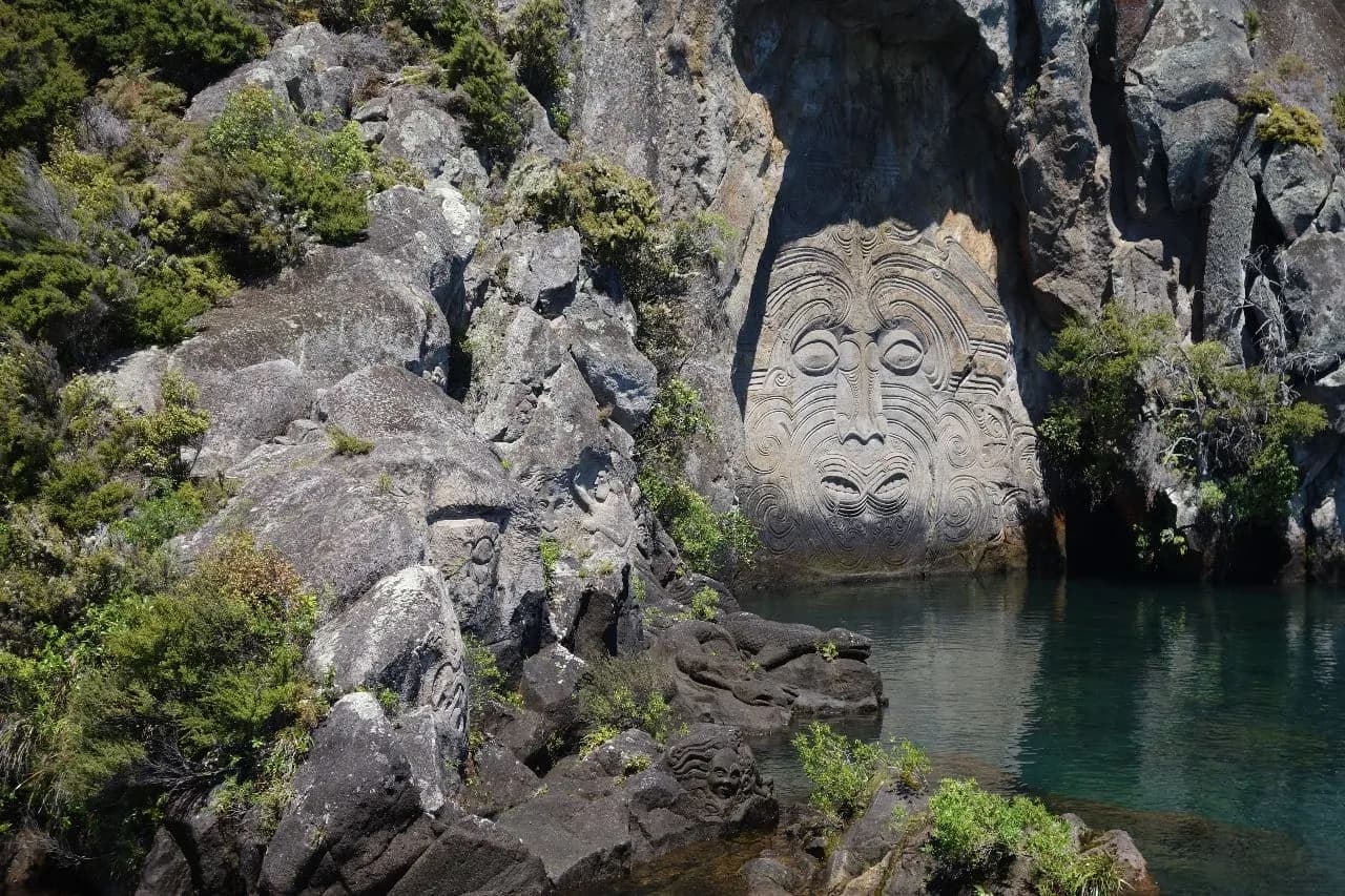 Mine Bay Maori Rock Carvings - 来自 Mine Bay, New Zealand
