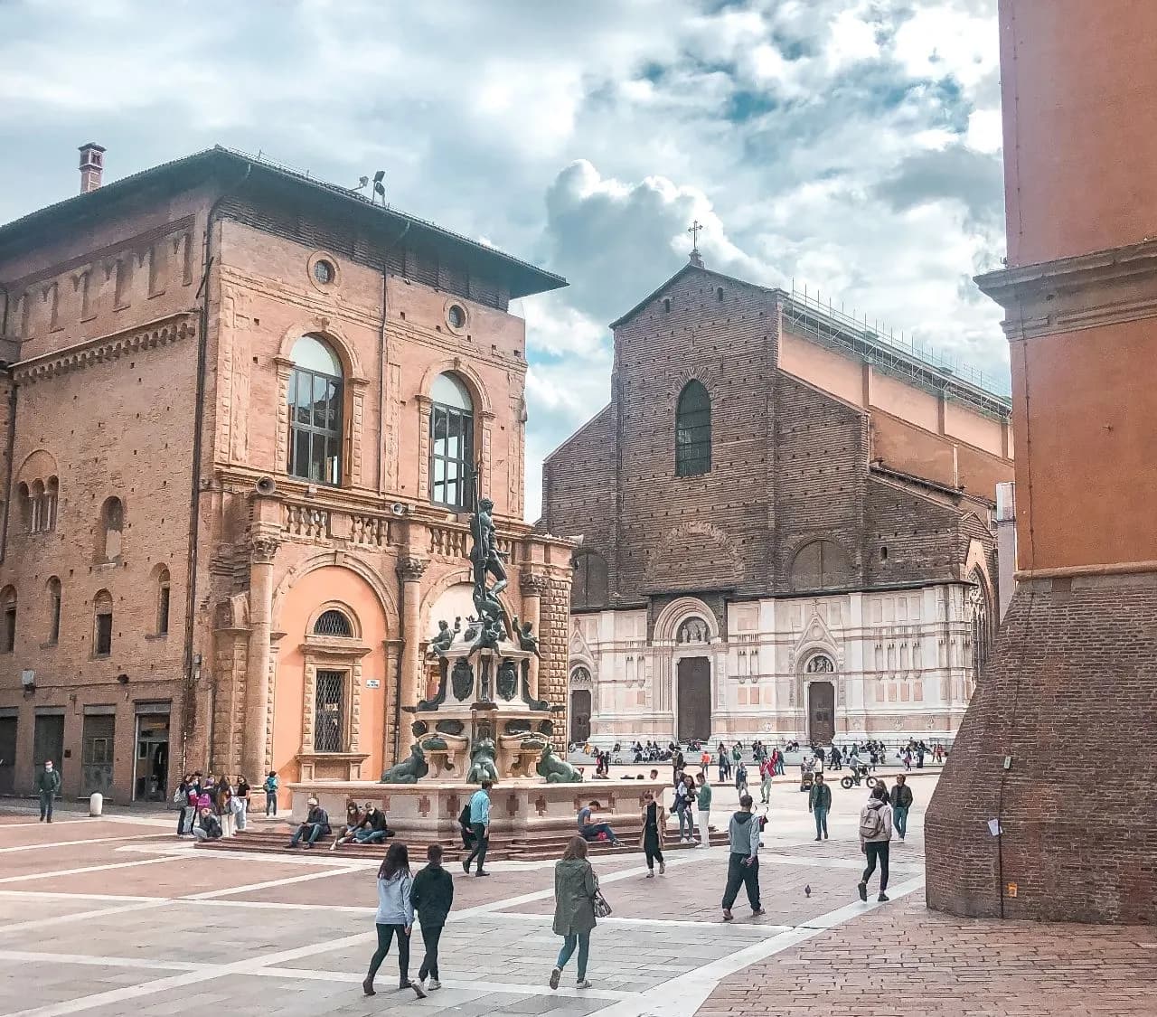 Basilica di San Petronio - De Piazza del Nettuno, Italy