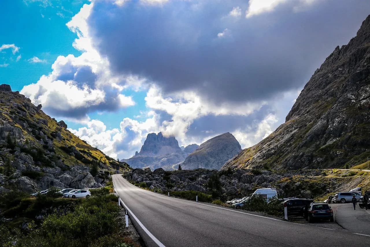 View towards Cinque Torri - 출발지 Passo di Valparola - Nearby Forte tre Sassi, Italy