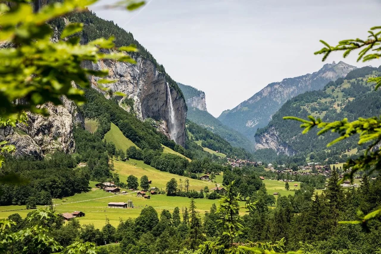 Schweizer Bergpanorama - De la Von den Trümmelbachfällen aus, Switzerland