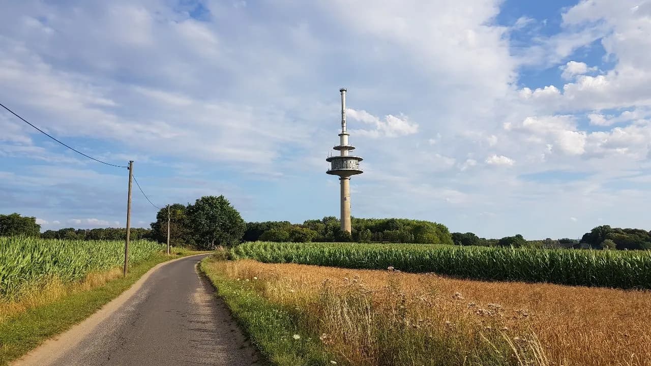 Fernsehturm bei Volmershoven - से Wander / Wirtschaftsweg, Germany
