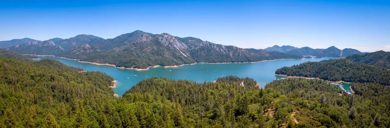 Shasta Lake - 来自 Turntable Bay exit Road, United States