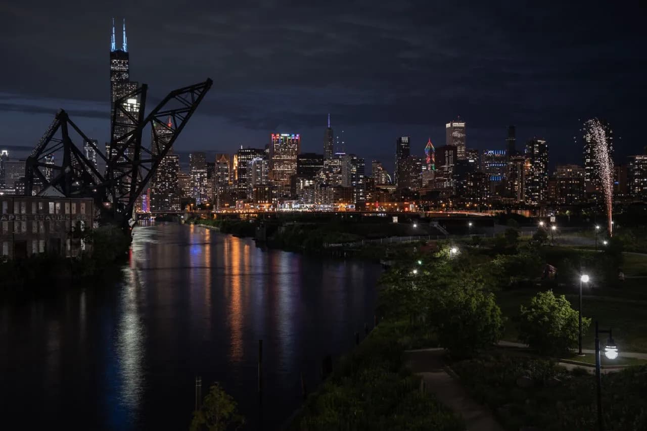 Chicago Skyline / Ping Tom Park - Från The 18th St bridge overpass, United States