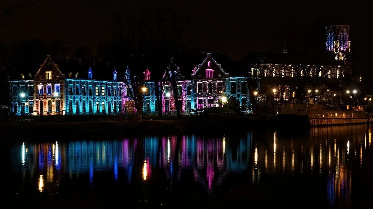 Château de Robersart - から Chemin de halage, France