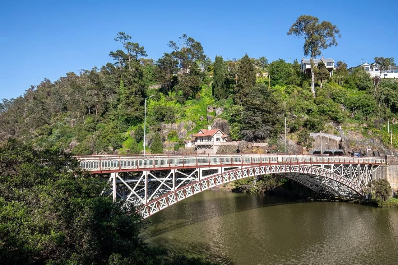 King's Bridge and Kings Bridge Cottage - Tól Riverside / Footpath near / under W Tamar Rd, Australia