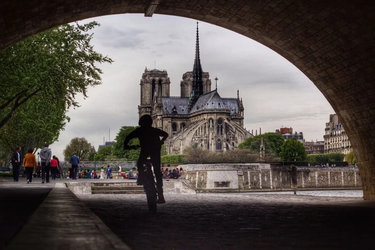 Notre Dame - De Under the Petit Pont, France