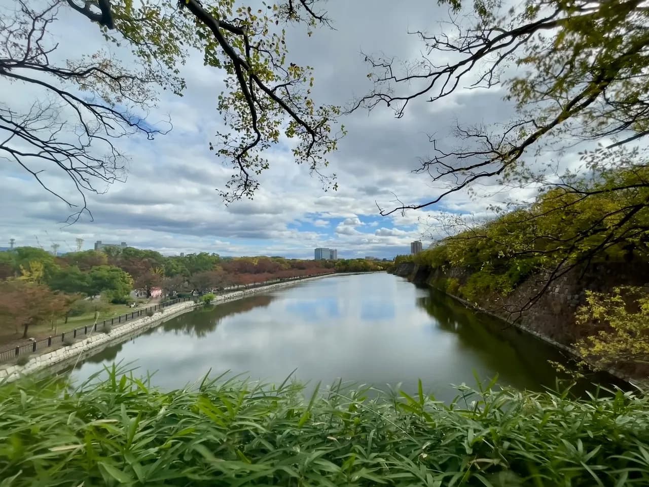 East Outer Moat - De la Osaka Castle’s Plum Grove, Japan