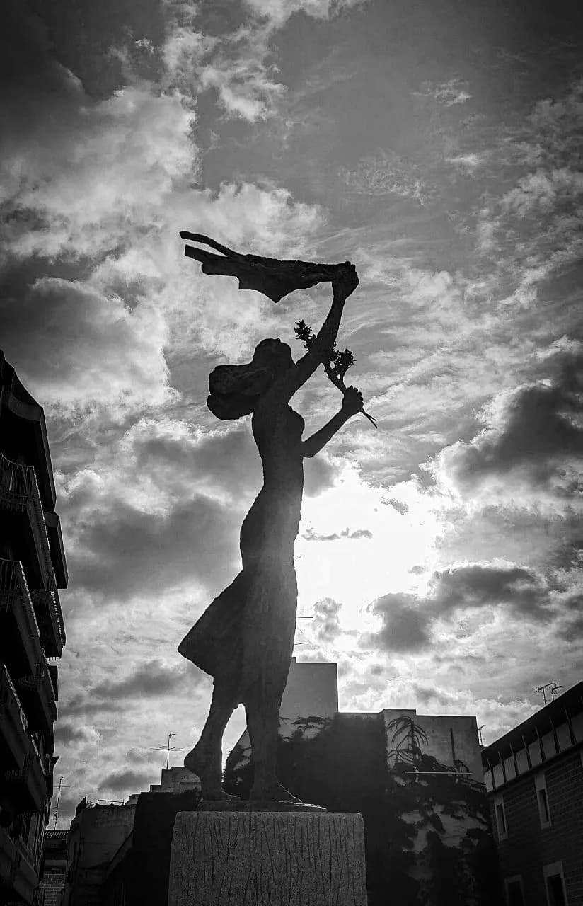Monument a la ciutat de Mataró - 출발지 Plaça de l'Ajuntament, Spain
