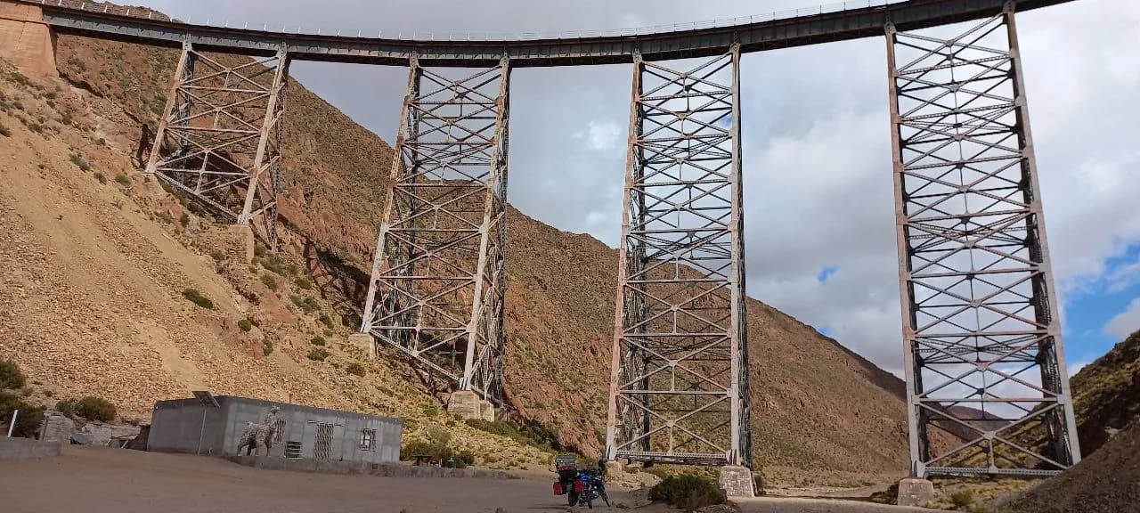 Viaduct Polvorilla - Từ Below, Argentina