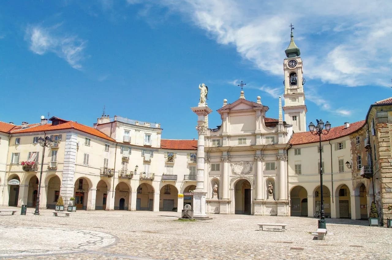 Piazza della SS. Annunziata - Från Via Andrea Mensa, Italy