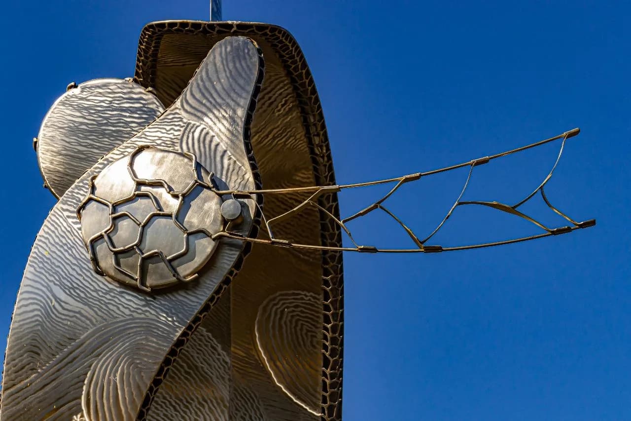 Sculpture in Civic Center Park - От Newport Beach Civic Center Park, United States