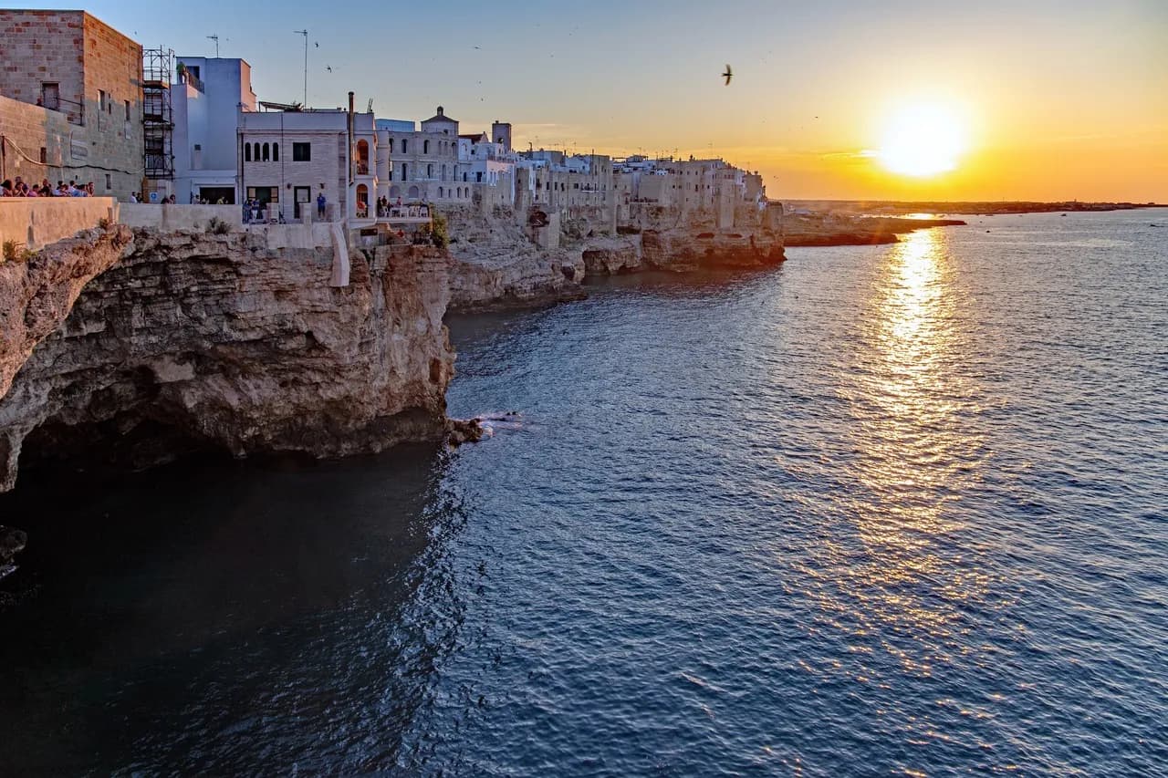 La costa di Polignano a Mare - Kimdən Grotta Ardito delle Caldaie, Italy
