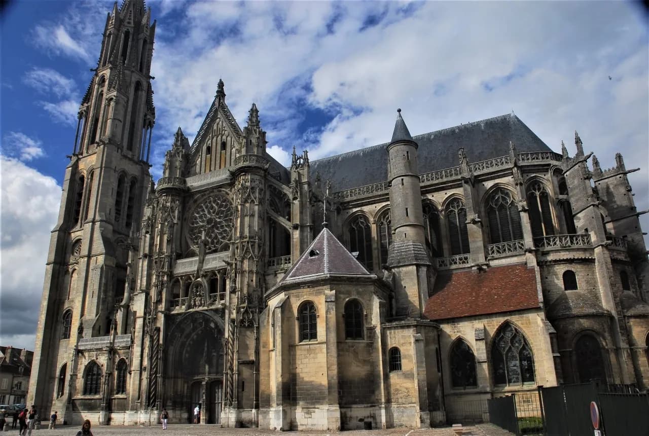 Cattedrale di Notre Dame - De la Place Notre Dame, France