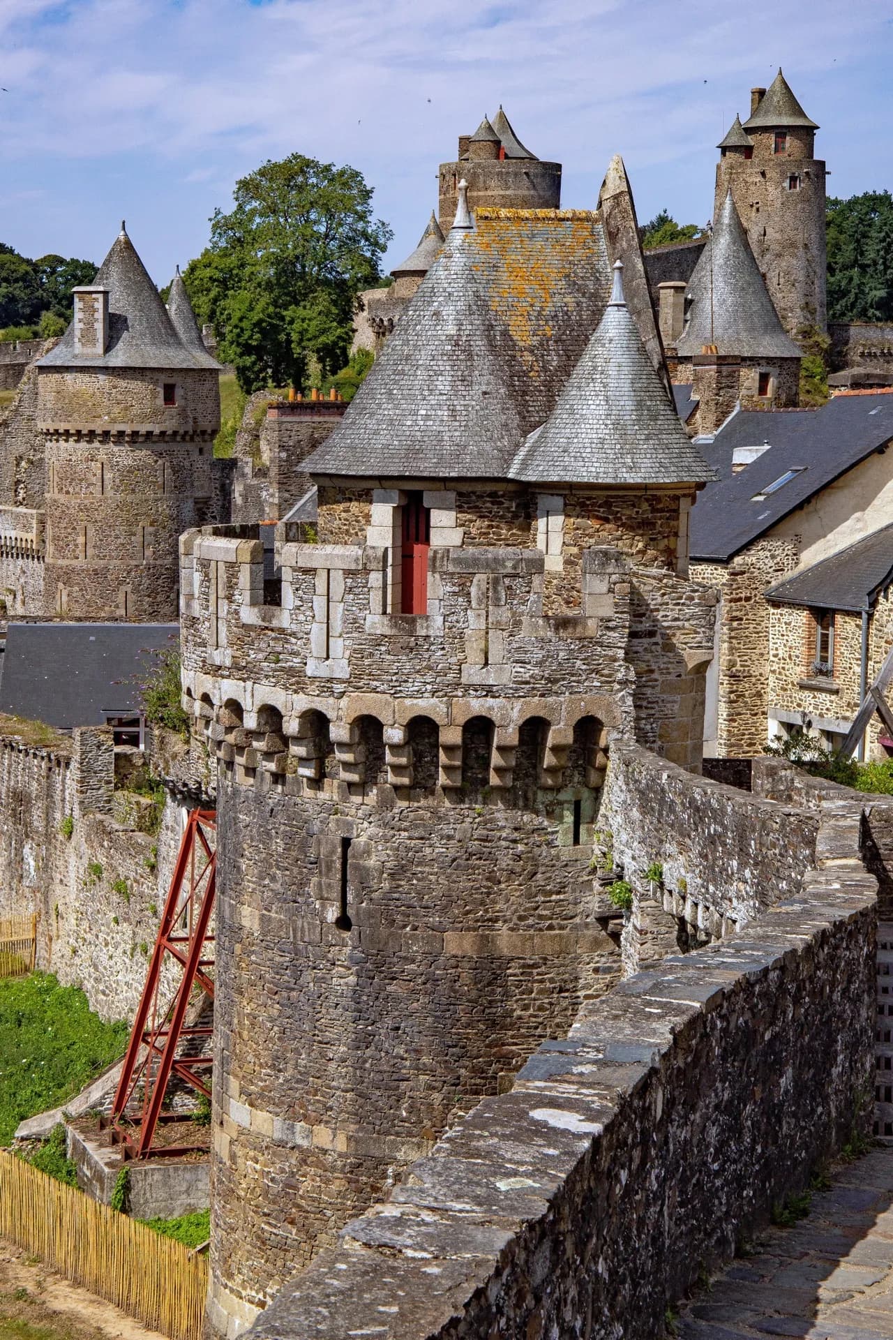Château de Fougères - Từ Jardin public, France