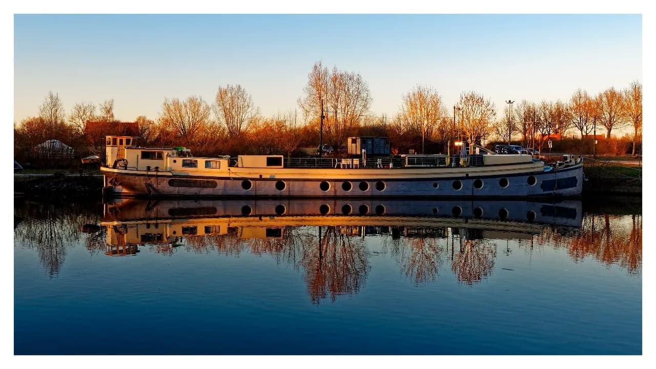 Boats at Canal de la Deule - से Chemin de halage, France
