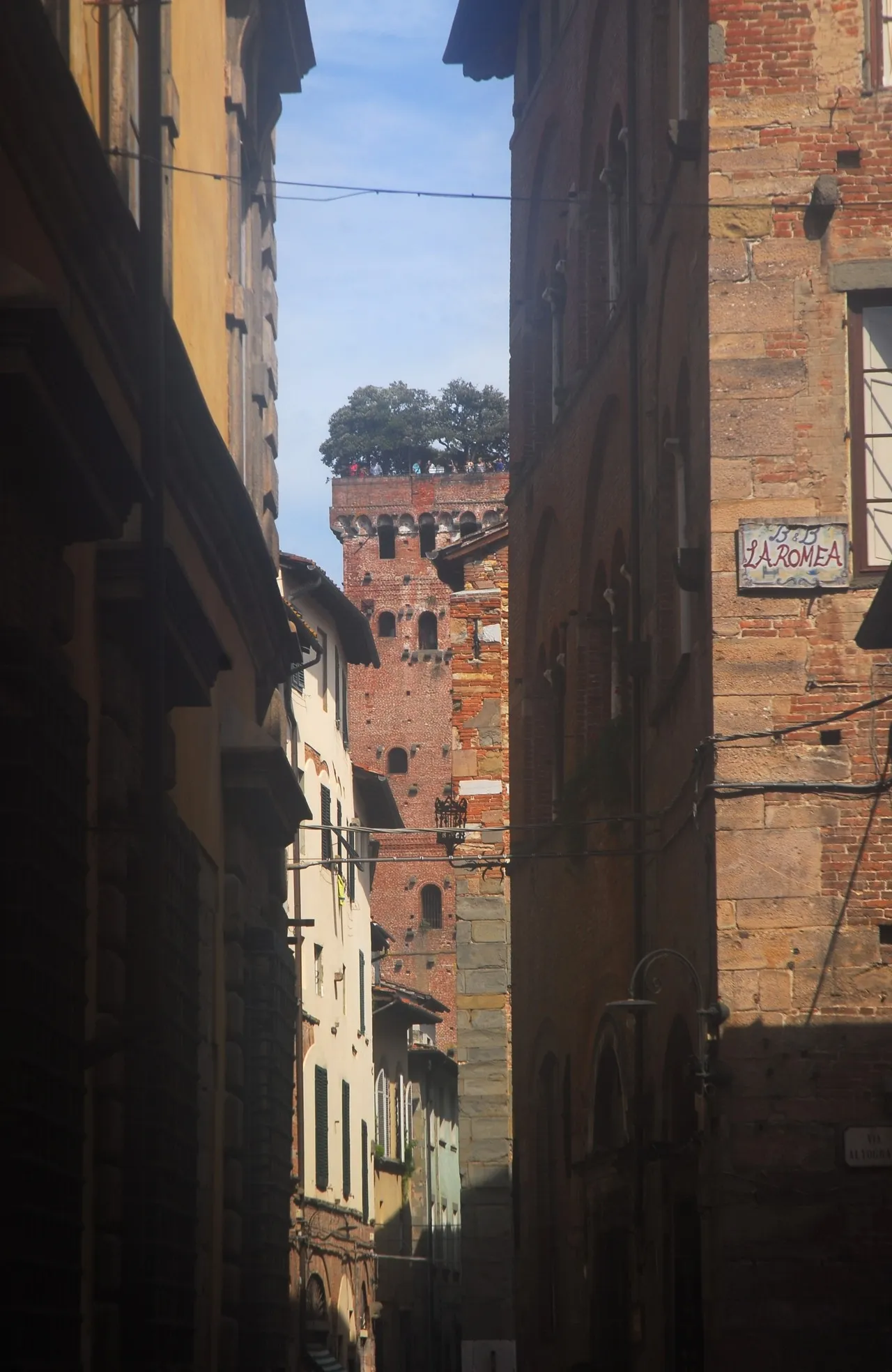 Guinigi Tower - De la Via Sant'Andrea, Italy