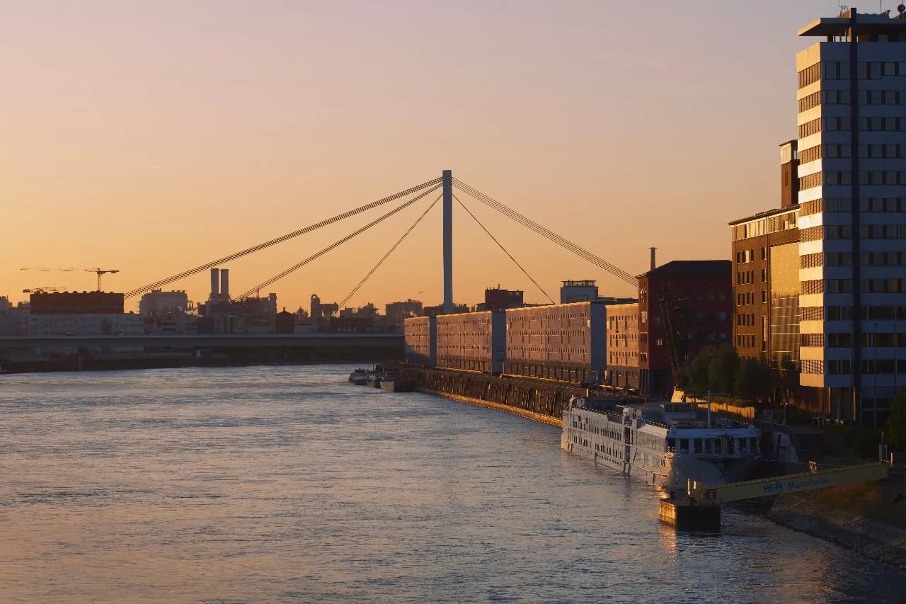 Mannheimer Hafen - से Konrad-Adenauer-Brücke, Germany