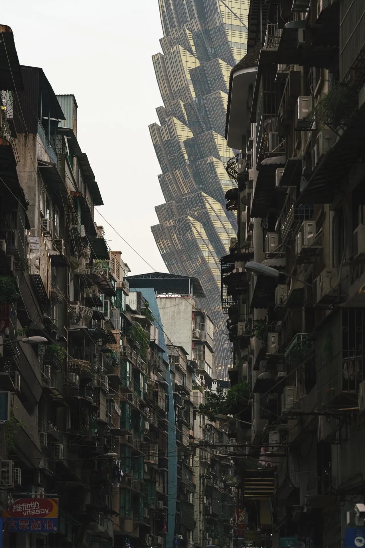 Grand Lisboa - De la R. Nova a Guia street, Macao