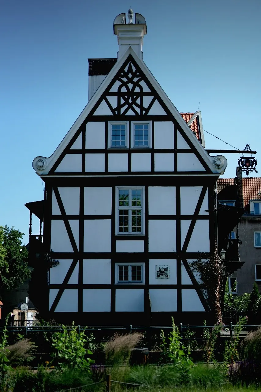 Dwór Cechu Młynarzy - Van Skwer Heweliusza, Poland