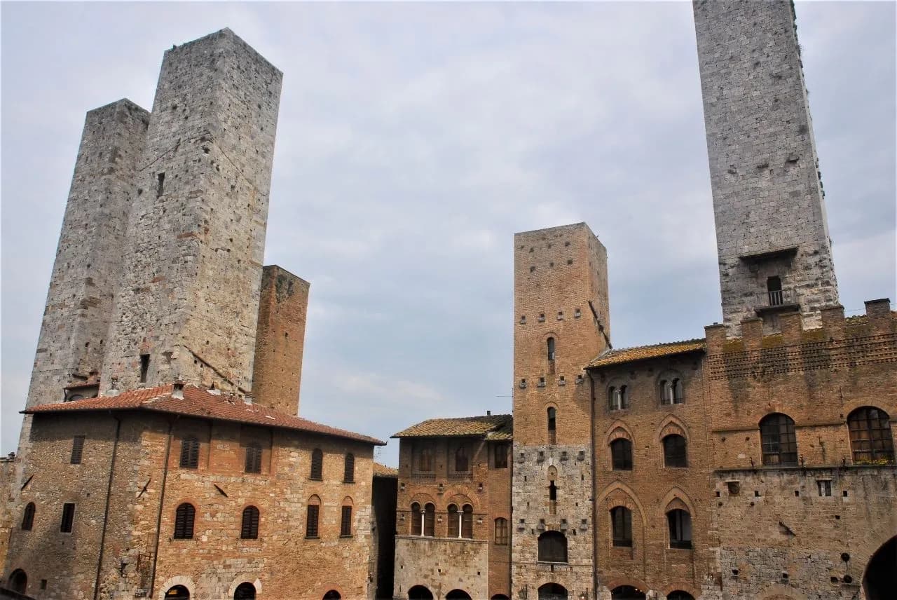 Torri dei Salvucci e Torre Chigi - Dari Piazza del Duomo, Italy