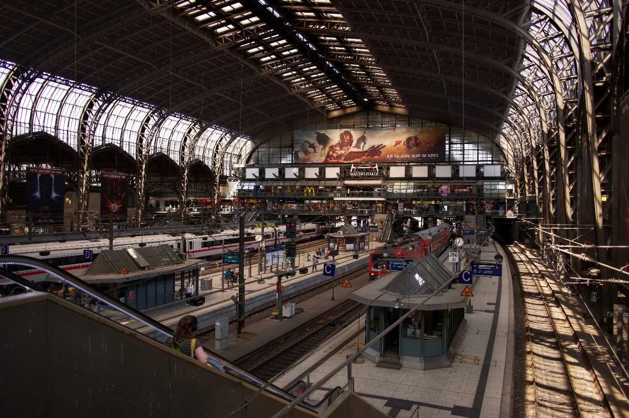 Hamburg Hauptbahnhof - Dari Im Hauptbahnhof an den Rolltreppen, Germany