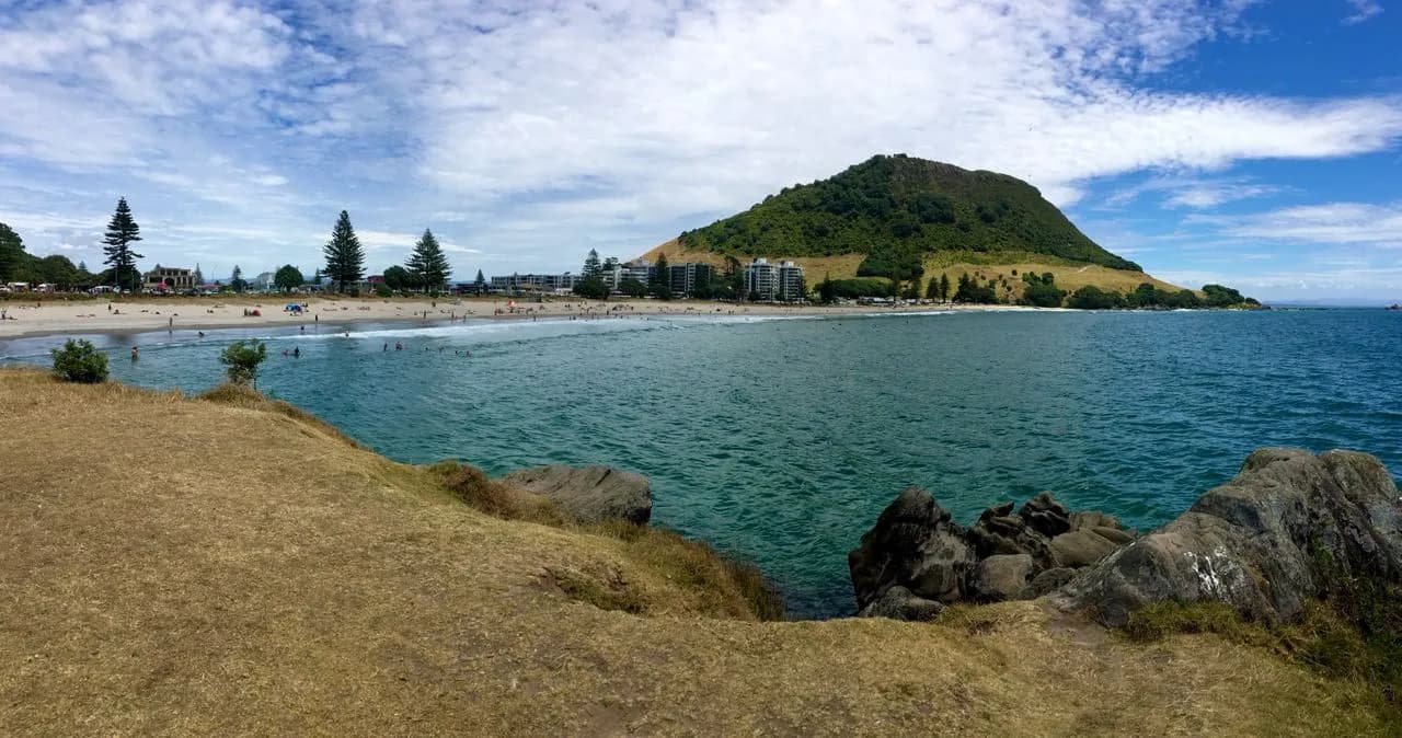 Mauao / Mount Maunganui summit - از Moturiki Island (Leisure Island), New Zealand