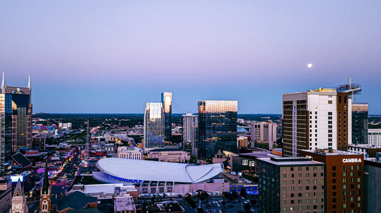 Bridgestone Arena - 来自 Drone, United States
