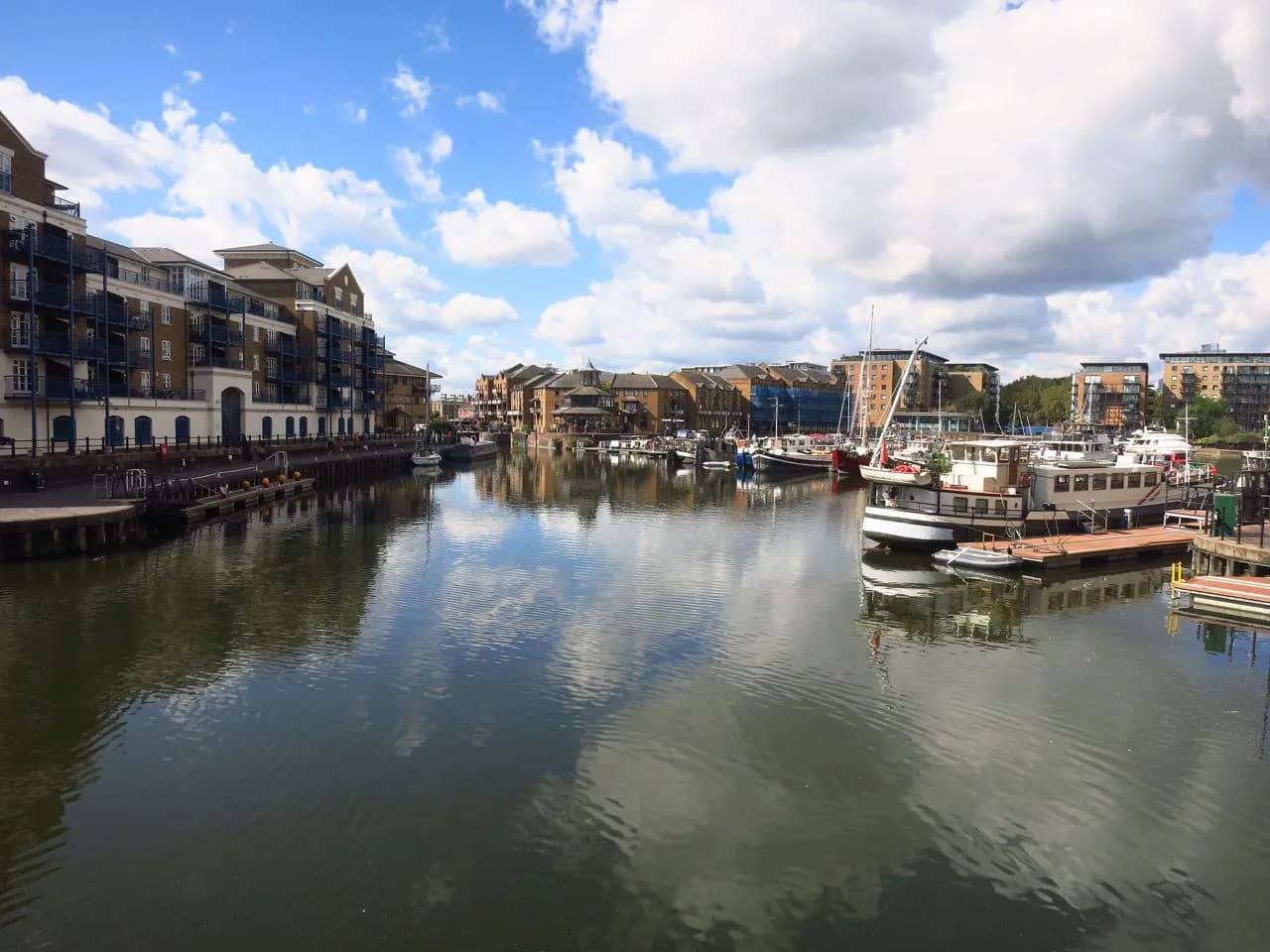 Limehouse Basin - Kimdən Canalside, United Kingdom